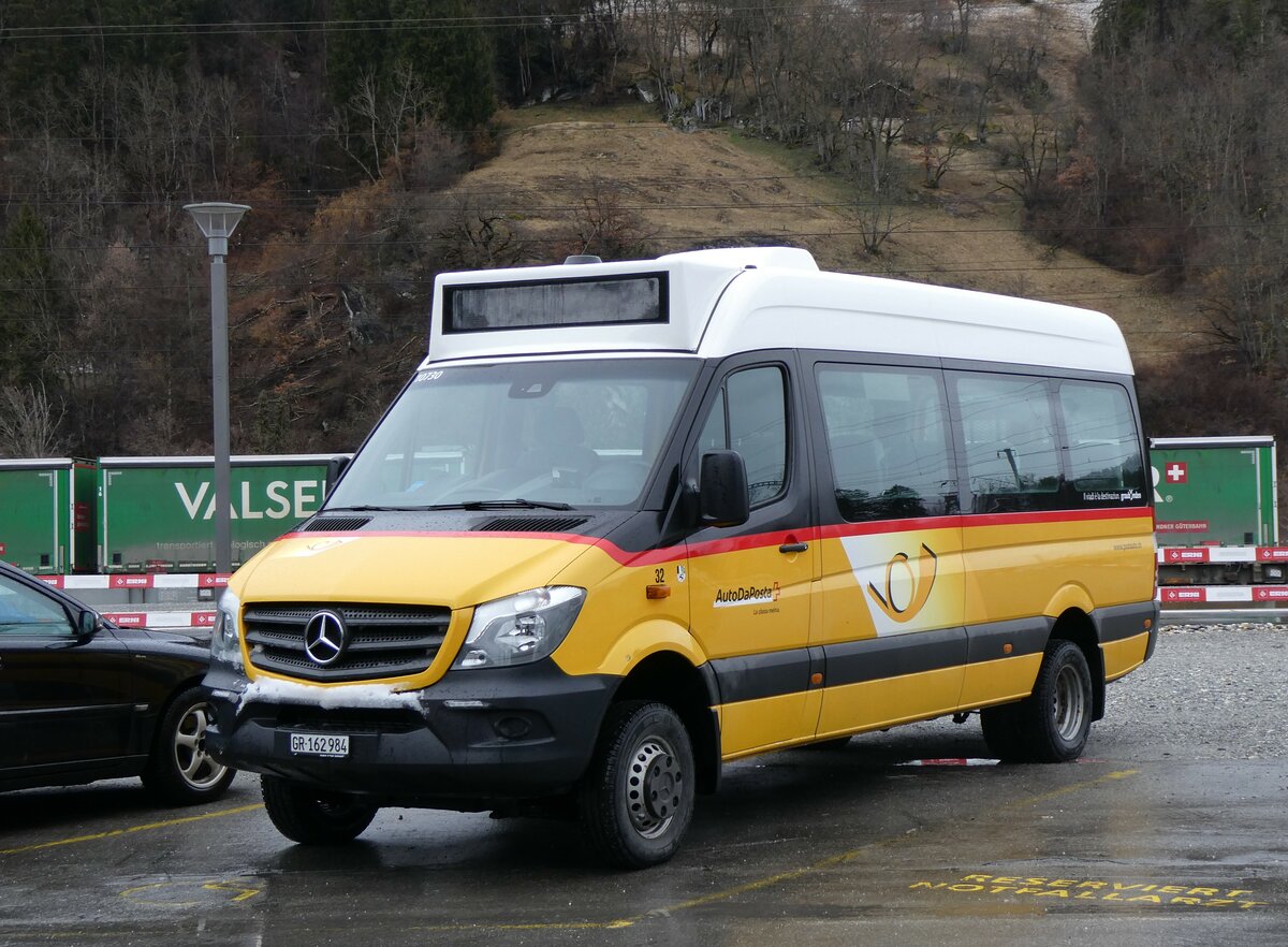 (259'557) - PostAuto Graub�nden - Nr. 32/GR 162'984/PID 10'730 - Mercedes (ex Nr. 2; ex Nr. 11) am 23. Februar 2024 beim Bahnhof Ilanz