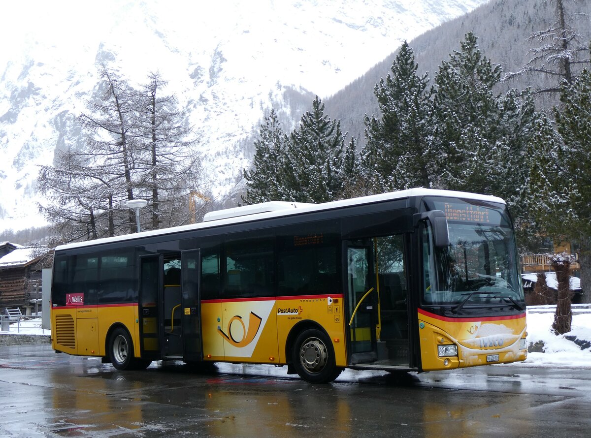 (259'731) - PostAuto Wallis - VS 436'023/PID 10'251 - Iveco am 27. Februar 2024 in Saas-Fee, Bursterminal