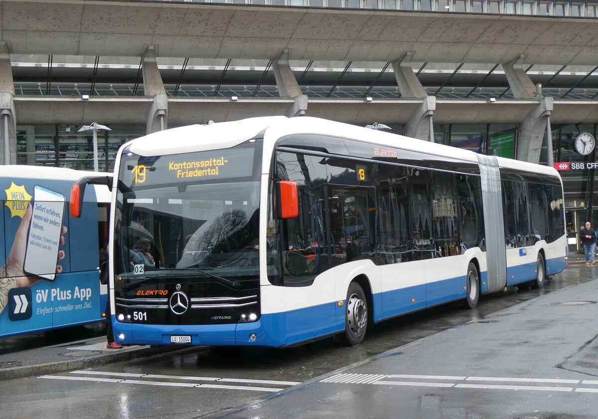 (260'266) - VBL Luzern - Nr. 501/LU 15'004 - eMercedes am 12. M�rz 2024 beim Bahnhof Luzern