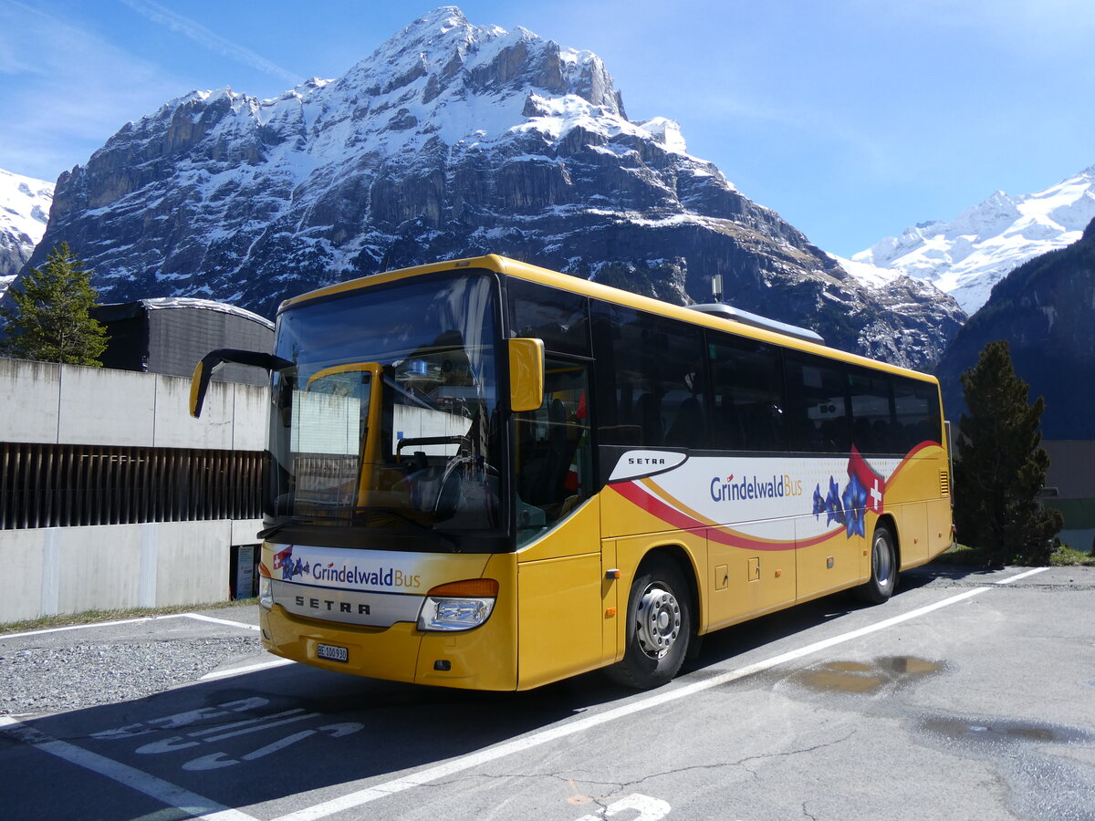 (260'551) - GrindelwaldBus, Grindelwald - Nr. 21/BE 100'930 - Setra am 19. M�rz 2024 beim Bahnhof Grindelwald