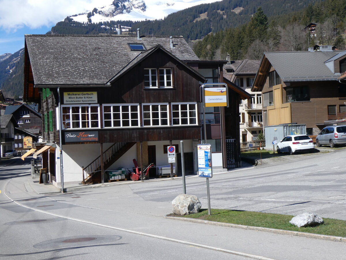 (260'559) - GrindelwaldBus-Haltestelle am 19. M�rz 2024 in Grindelwald, Gemeindehaus