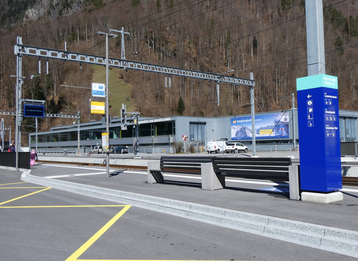 (260'562) - Ski-Bus/PostAuto-Haltestelle am 19. M�rz 2024 beim Bahnhof Zweil�tschinen