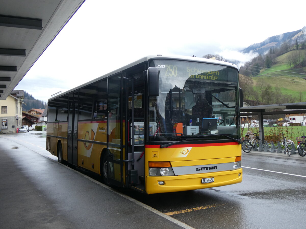 (260'586) - Spring, Schwenden - BE 26'671/PID 2592 - Setra am 21. M�rz 2024 beim Bahnhof Oey-Diemtigen