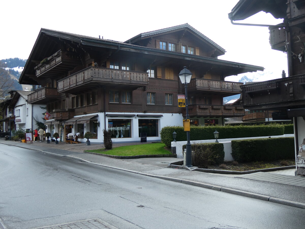 (260'598) - Ehemalige PostAuto-Haltestelle am 21. M�rz 2024 an der Suterstrasse in Gstaad