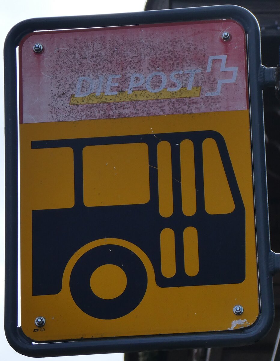 (260'600) - Altes PostAuto-Haltestellenschild am 21. M�rz 2024 in Gstaad