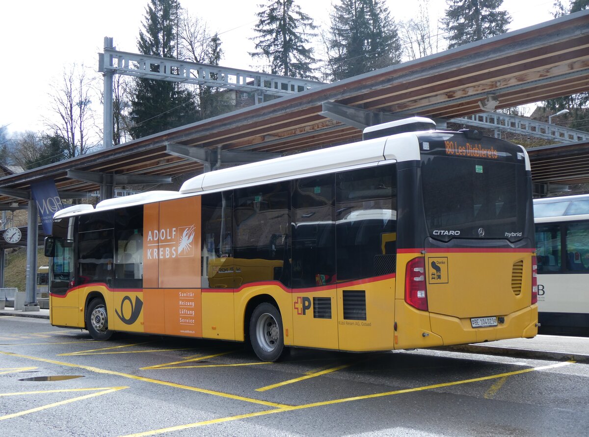 (260'603) - K�bli, Gstaad - BE 104'023/PID 12'071 - Mercedes am 21. M�rz 2024 beim Bahnhof Gstaad