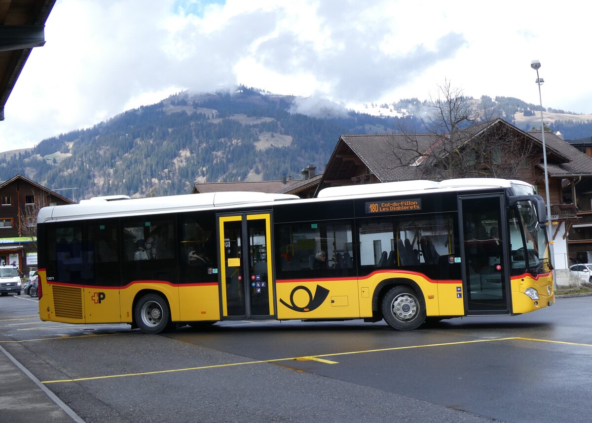 (260'604) - K�bli, Gstaad - BE 104'023/PID 12'071 - Mercedes am 21. M�rz 2024 beim Bahnhof Gstaad
