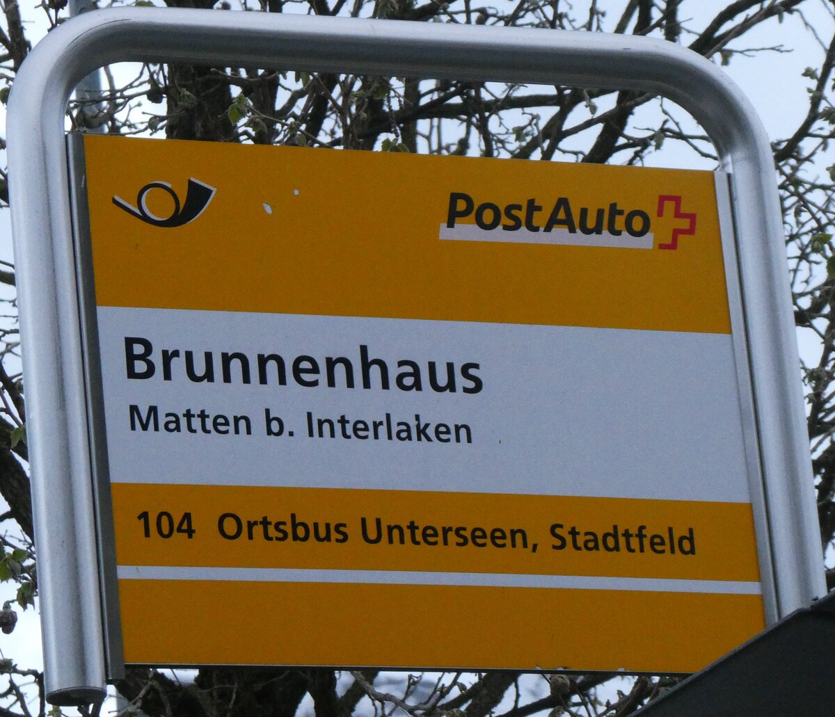 (260'708) - PostAuto-Haltestellenschild - Matten b. Interlaken, Brunnenhaus - am 26. M�rz 2024