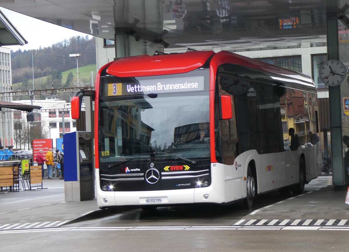 (260'731) - RVBW Wettingen - Nr. 61/AG 552'795 - eMercedes am 28. M�rz 2024 beim Bahnhof Baden