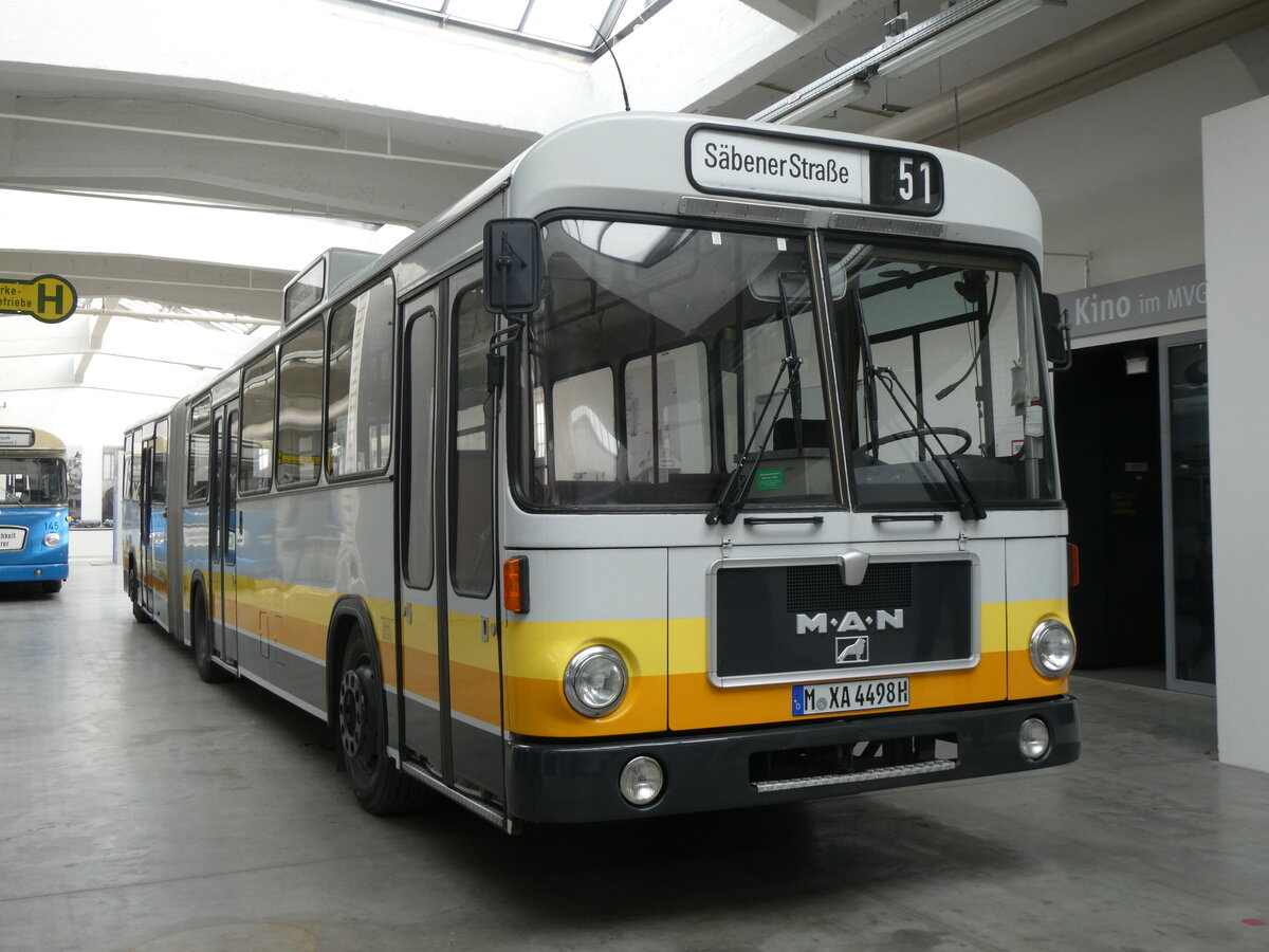 (261'261) - Weiss, M�nchen (OCM) - M-XA 4498H - MAN/G�ppel (ex VG Kirchweihtal, Kaufbeuren; ex Vorf�hrfahrzeug MAN) am 13. April 2024 in M�nchen, MVG-Museum 