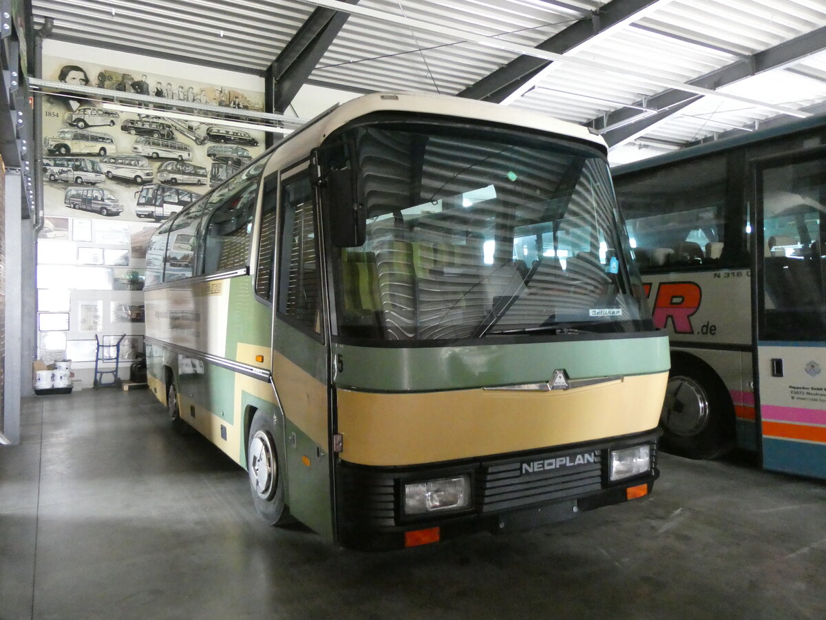 (261'362) - ASK Schangnau (Auw�rter) - Nr. 5/PID 3275 - Neoplan (ex Lonza, CH-Visp Nr. 32) am 14. April 2024 in Pilsting, Auw�rter Automobil-Park