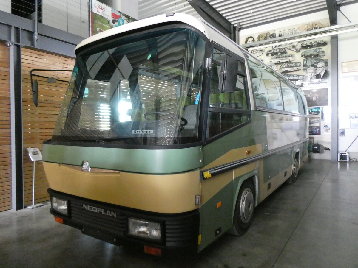 (261'364) - ASK Schangnau (Auw�rter) - Nr. 5/PID 3275 - Neoplan (ex Lonza, CH-Visp Nr. 32) am 14. April 2024 in Pilsting, Auw�rter Automobil-Park
