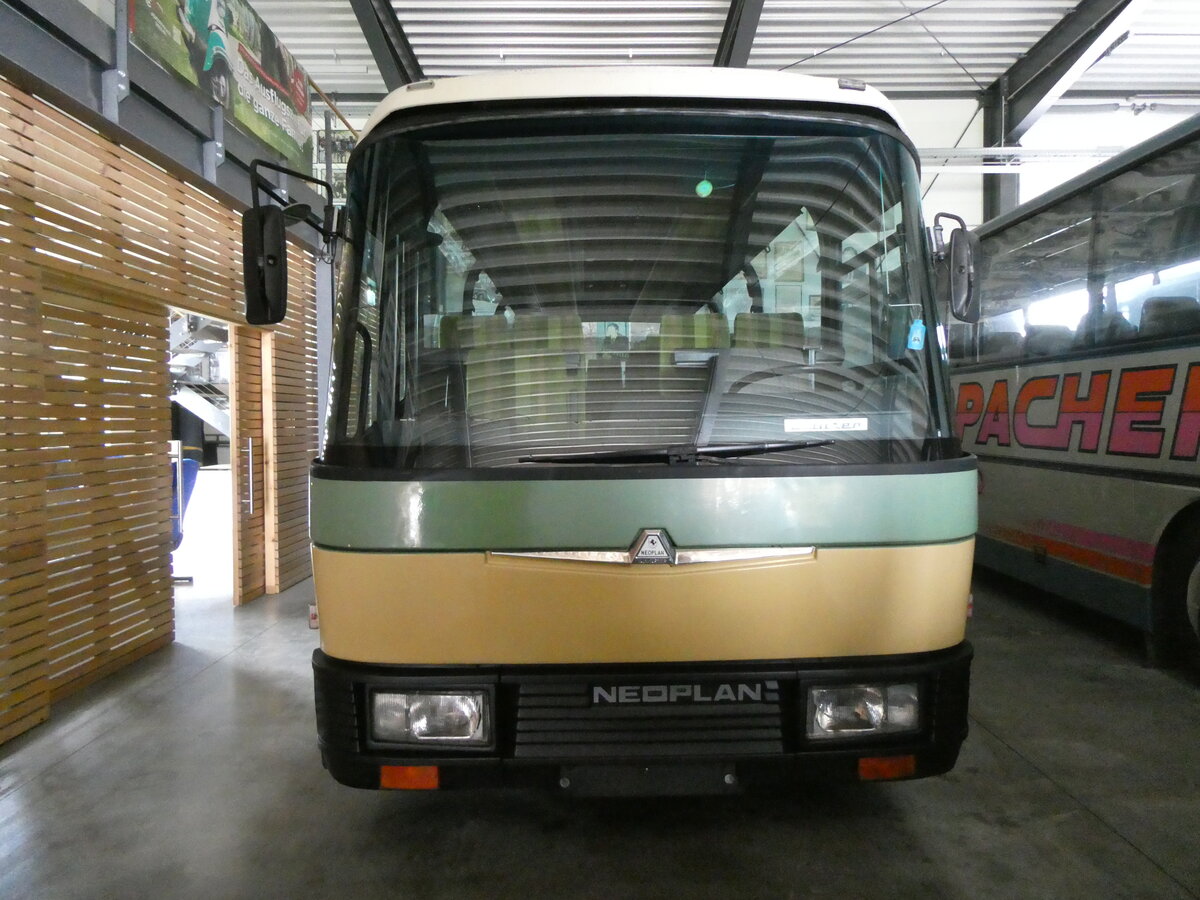 (261'365) - ASK Schangnau (Auw�rter) - Nr. 5/PID 3275 - Neoplan (ex Lonza, CH-Visp Nr. 32) am 14. April 2024 in Pilsting, Auw�rter Automobil-Park