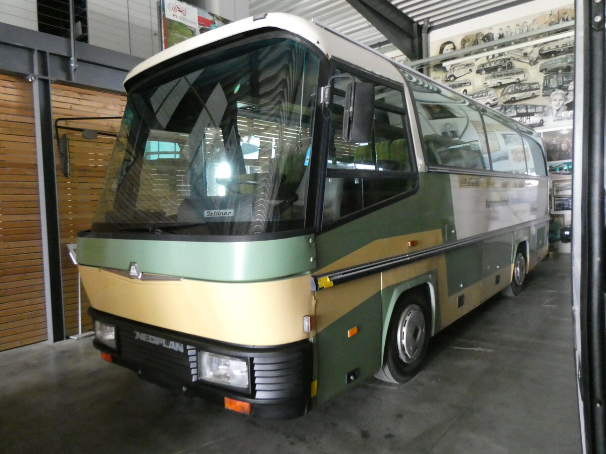 (261'367) - ASK Schangnau (Auw�rter) - Nr. 5/PID 3275 - Neoplan (ex Lonza, CH-Visp Nr. 32) am 14. April 2024 in Pilsting, Auw�rter Automobil-Park
