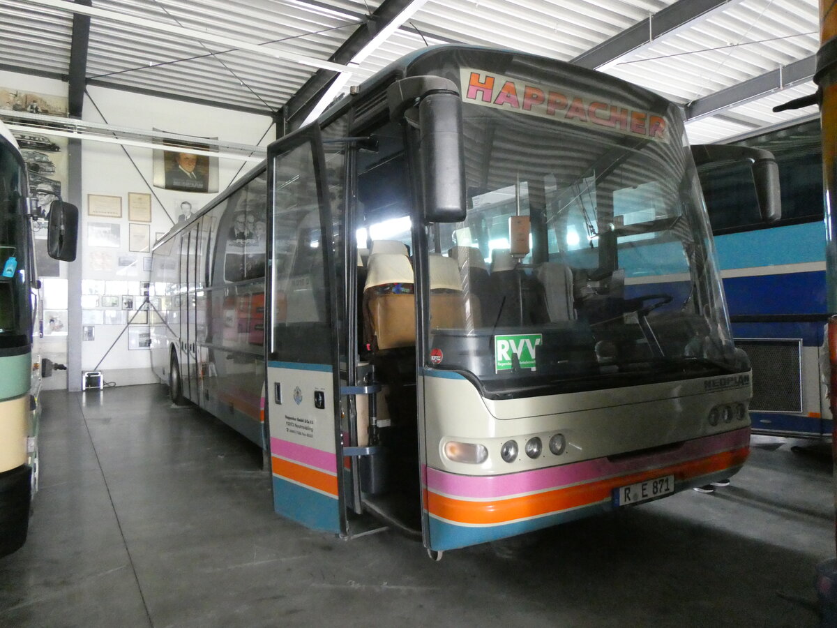 (261'369) - Happacher, Neutraubling (Auw�rter) - R-E 871 - Neoplan am 14. April 2024 in Pilsting, Auw�rter Automobil-Park