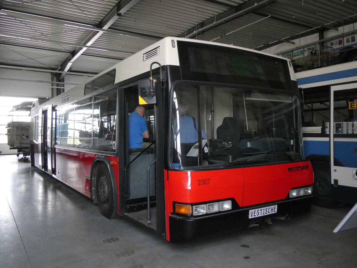(261'371) - Vestische, Herten (Auw�rter) - Nr. 2307 - Neoplan am 14. April 2024 in Pilsting, Auw�rter Automobil-Park