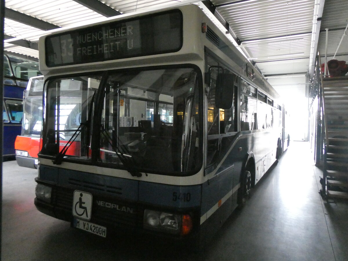 (261'372) - MVG M�nchen (OCM) - Nr. 5410/M-YJ 4200H - Neoplan am 14. April 2024 in Pilsting, Auw�rter Automobil-Park