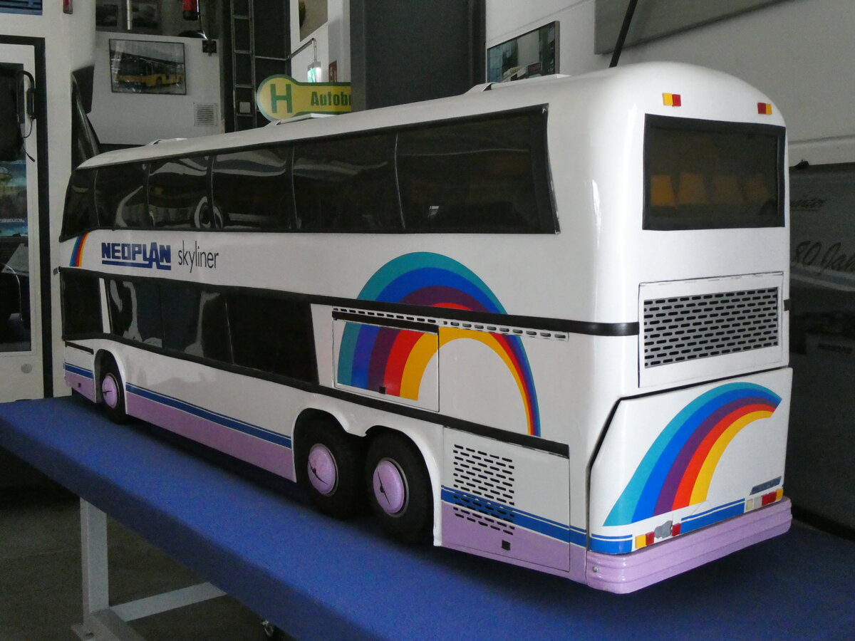 (261'383) - ??? - Neoplan Skyliner am 14. April 2024 in Pilsting, Auw�rter Automobil-Park (Modell)