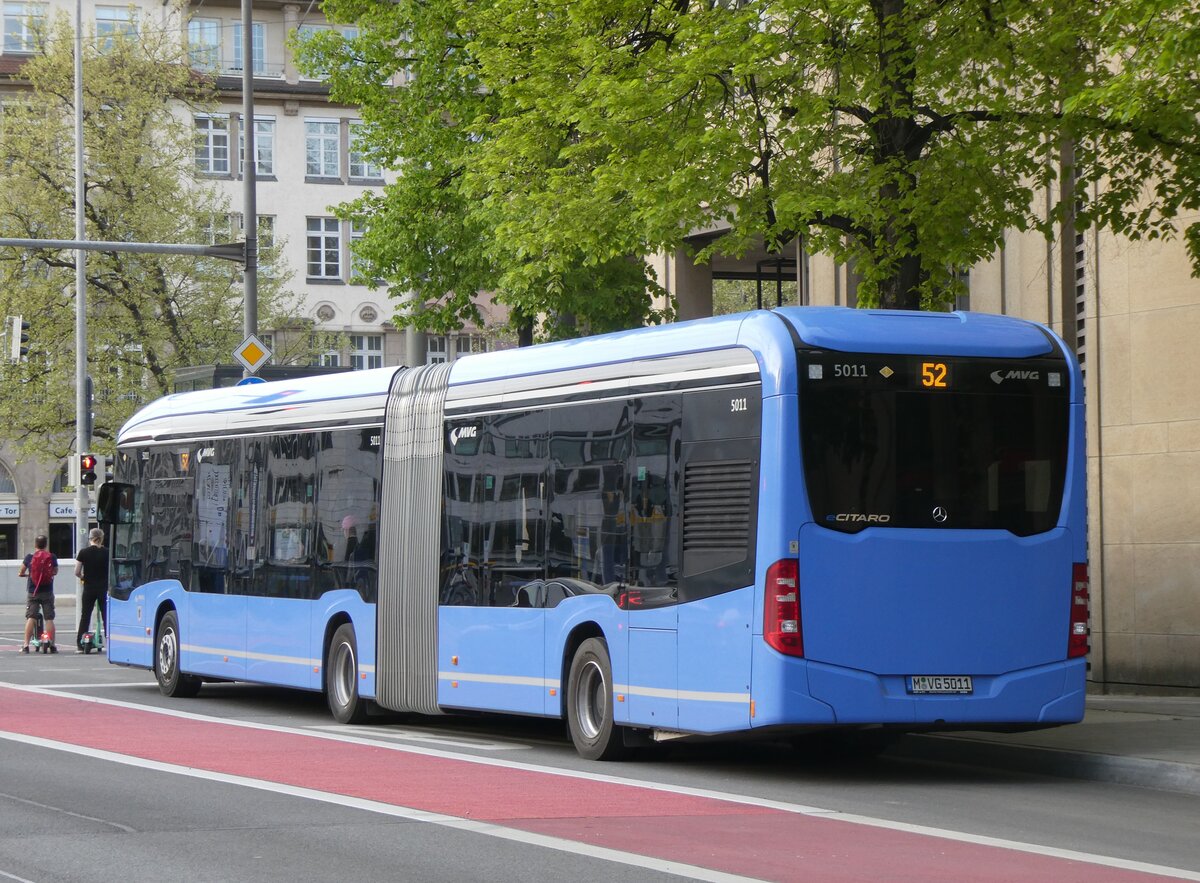 (261'425) - MVG M�nchen - Nr. 5011/M-VG 5011 - eMercedes am 14. April 2024 in M�nchen, Sendlinger Tor
