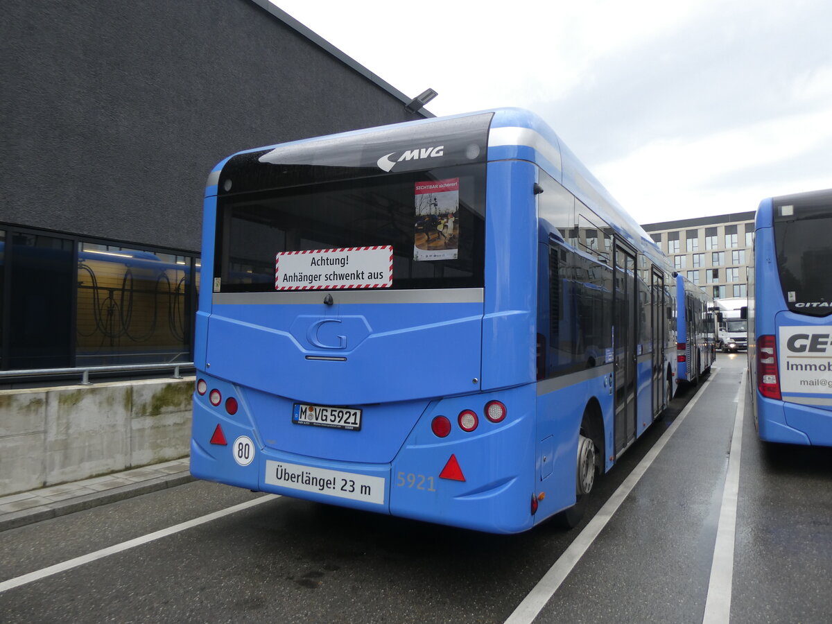 (261'452) - MVG M�nchen - Nr. 5921/M-VG 5921 - G�ppel Personenanh�nger am 15. April 2024 in Moosach, Betriebshof