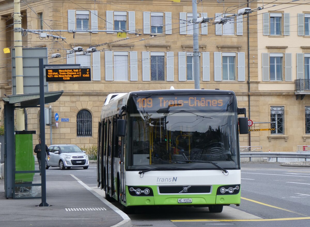(261'671) - transN, La Chaux-de-Fonds - Nr. 214/NE 93'214 - Volvo (ex TN Neuch�tel Nr. 214) am 23. April 2024 in Neuch�tel, Place Pury