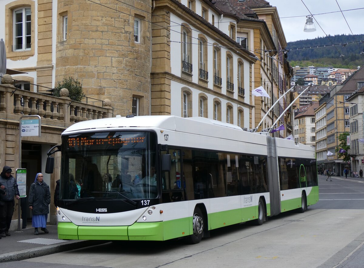 (261'681) - transN, La Chaux-de-Fonds - Nr. 137 - Hess/Hess Gelenktrolleybus (ex TN Neuch�tel Nr. 137) am 23. April 2024 in Neuch�tel, Place Pury