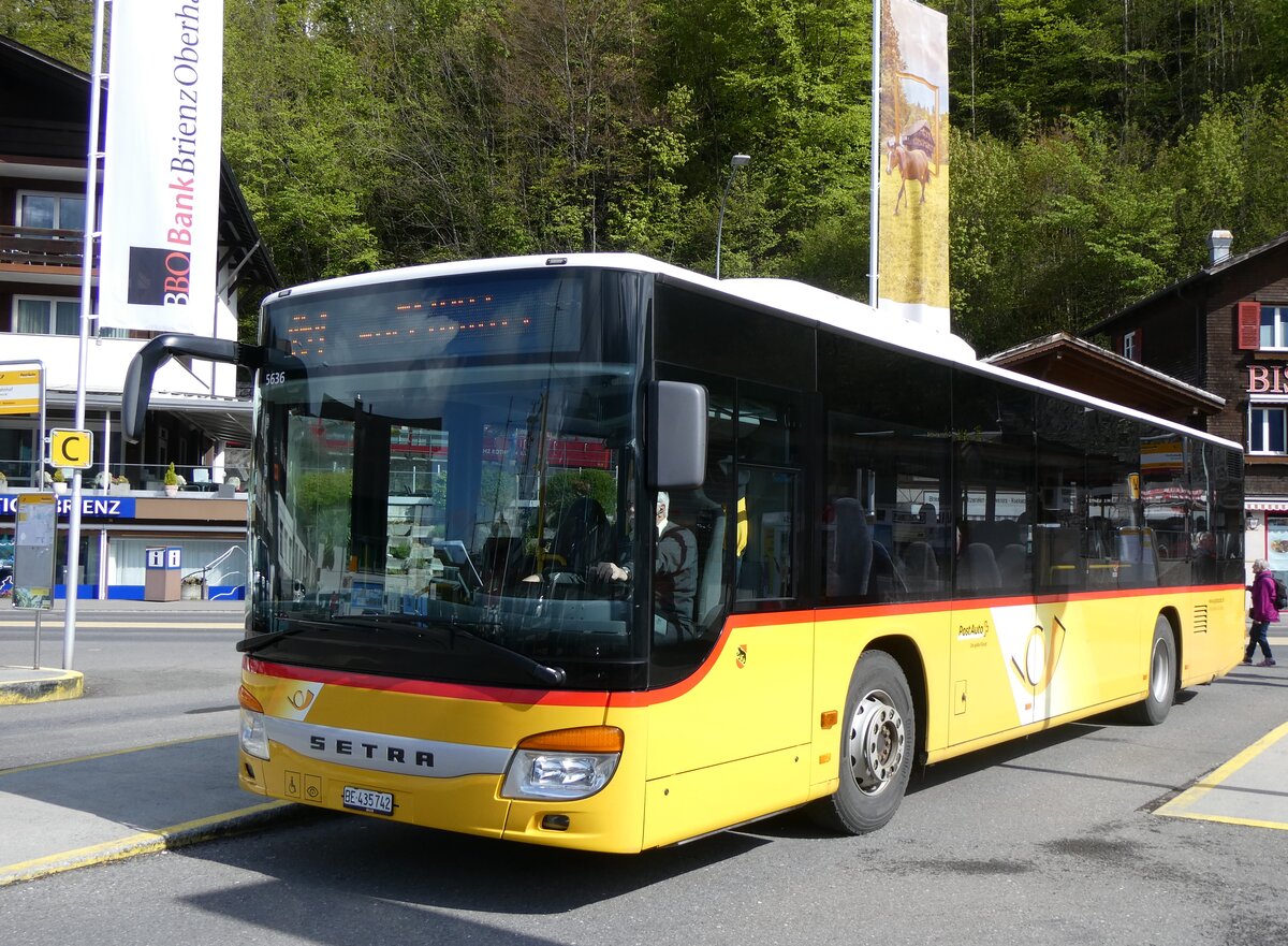(261'688) - Fl�ck, Brienz - Nr. 2/BE 435'742/PID 5636 - Setra am 25. April 2024 beim Bahnhof Brienz