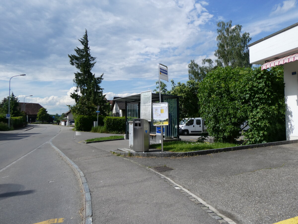 (262'324) - PostAuto/A-welle-Haltestelle am 12. Mai 2024 in T�gerig, Dorfplatz