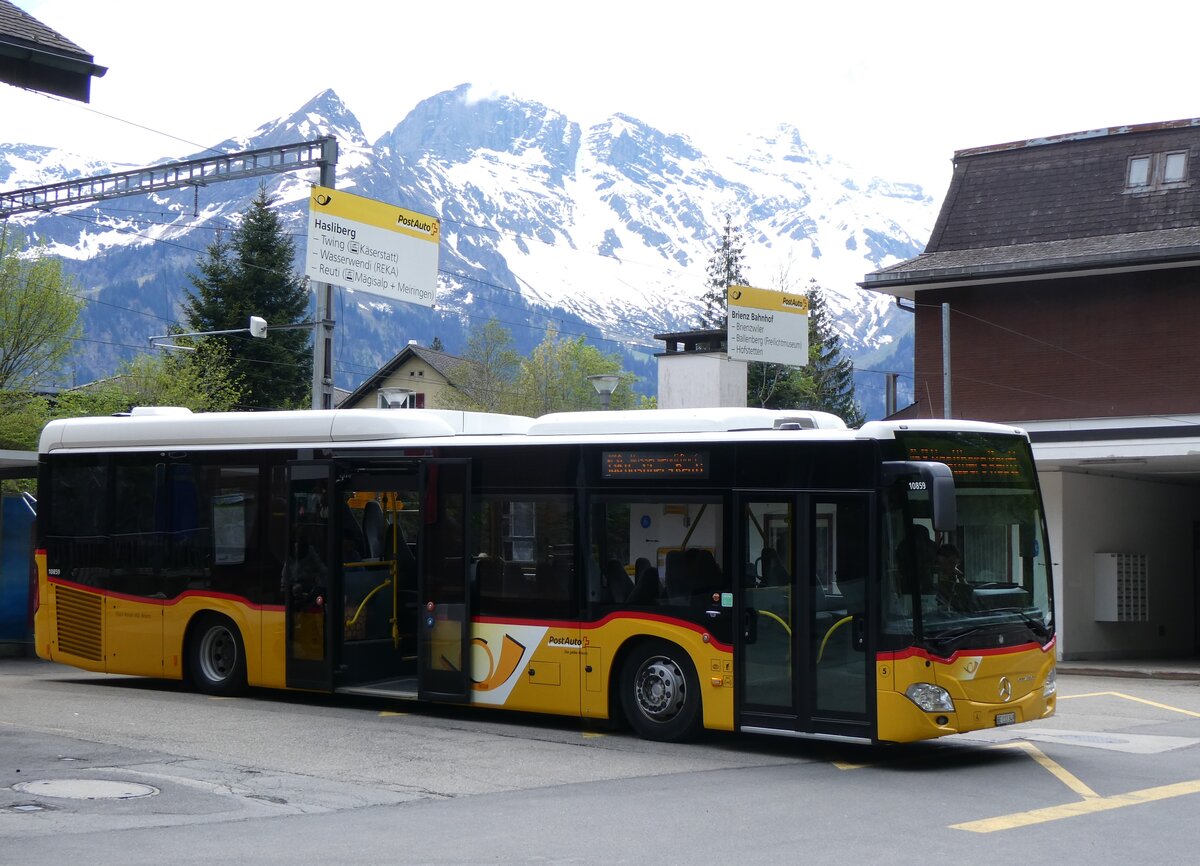 (262'342) - Fl�ck, Brienz - Nr. 5/BE 113'349/PID 10'859 - Mercedes am 13. Mai 2024 auf dem Br�nigpass