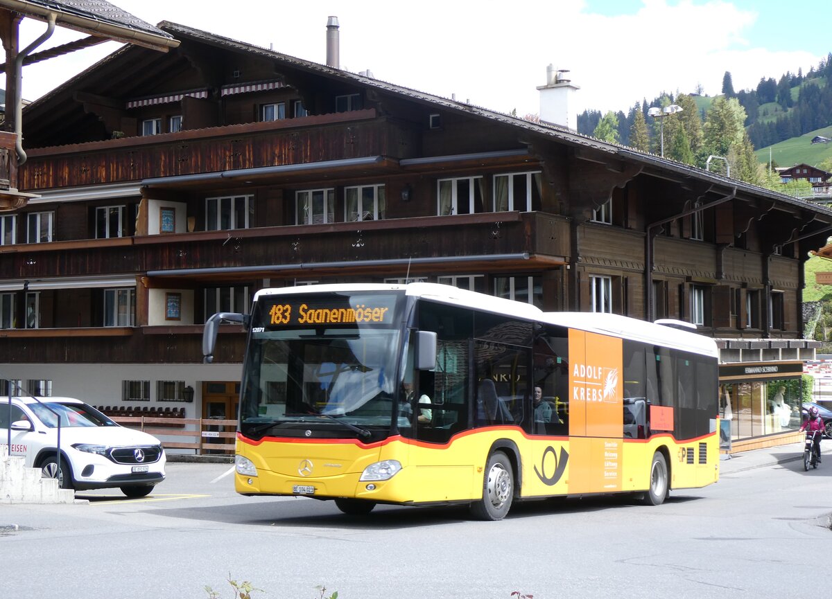 (262'454) - K�bli, Gstaad - BE 104'023/PID 12'071 - Mercedes am 17. Mai 2024 beim Bahnhof Gstaad
