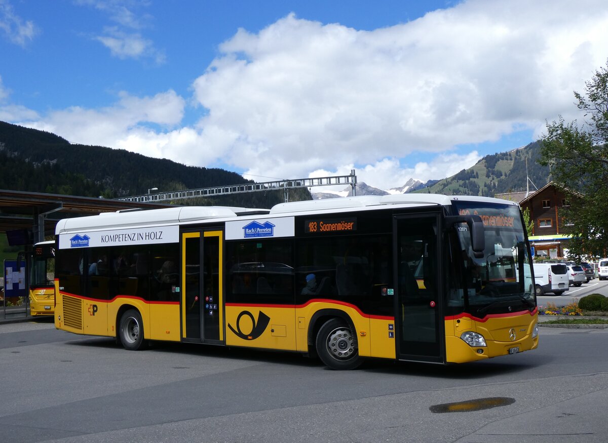 (262'455) - K�bli, Gstaad - BE 104'023/PID 12'071 - Mercedes am 17. Mai 2024 beim Bahnhof Gstaad