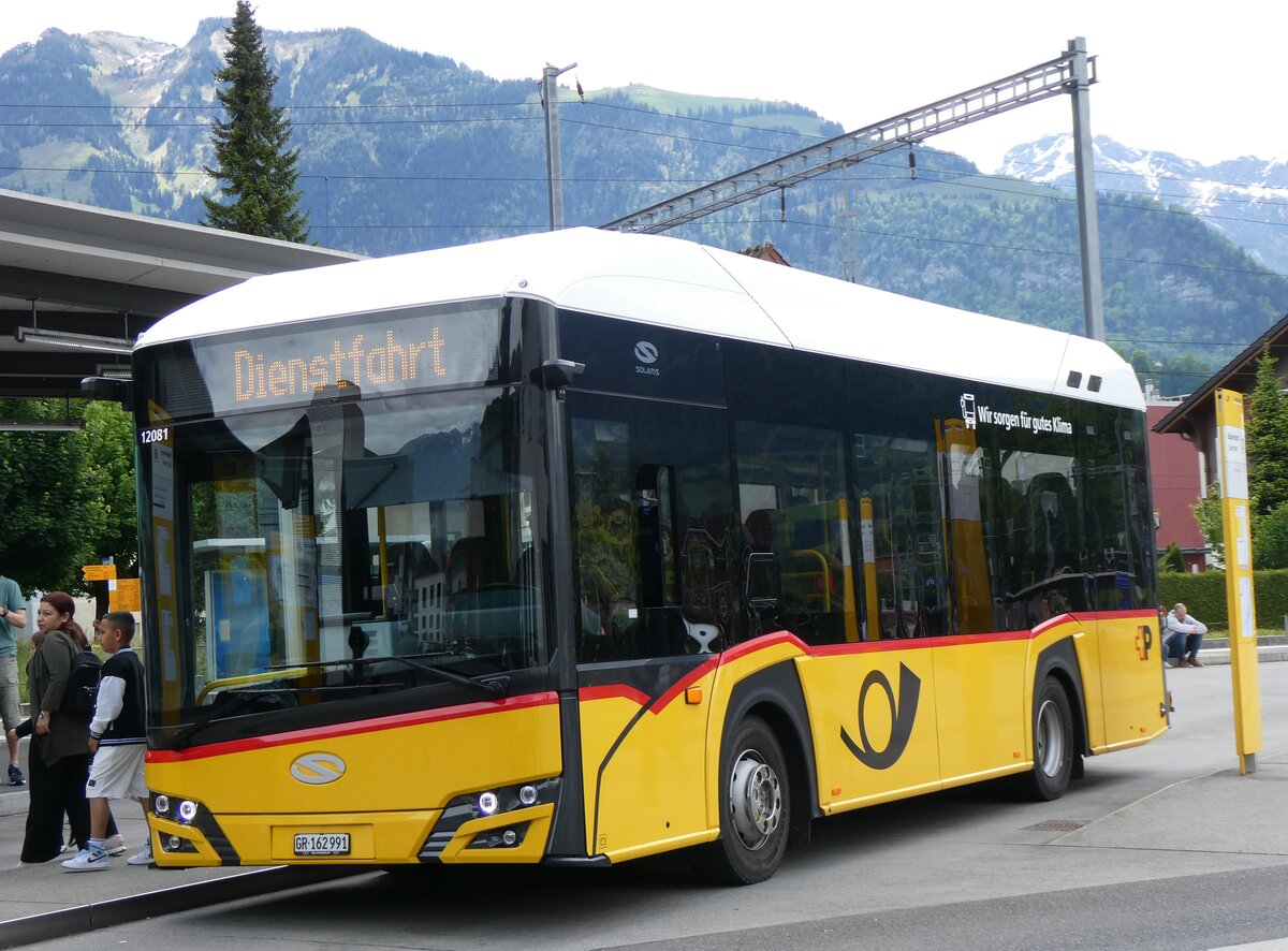 (262'721) - PostAuto Graub�nden - GR 162'991/PID 12'081 - eSolaris am 18. Mai 2024 beim Bahnhof Sarnen