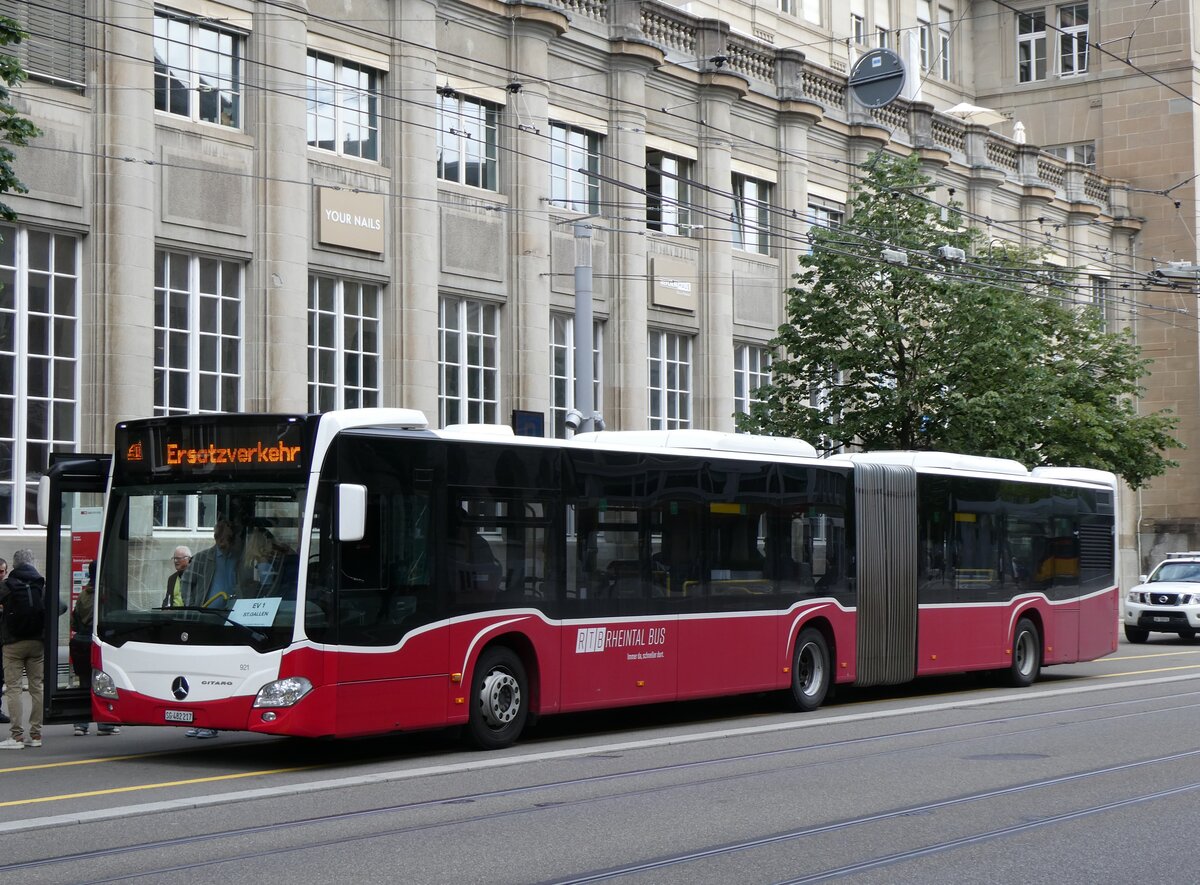 (262'809) - RTB Altst�tten - Nr. 921/SG 482'217 - Mercedes (ex Wiener Linien, A-Wien Nr. 8725) am 24. Mai 2024 beim Bahnhof St. Gallen