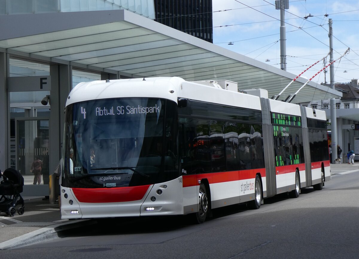 (262'838) - St. Gallerbus, St. Gallen - Nr. 140 - Hess/Hess Doppelgelenktrolleybus am 24. Mai 2024 beim Bahnhof St. Gallen
