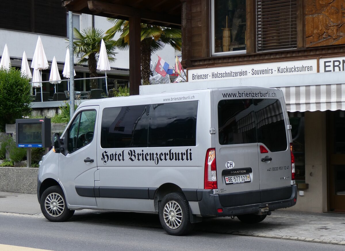(263'237) - Hotel Brienzerburli, Brienz - BE 577'127 - Renault am 28. Mai 2024 beim Bahnhof Brienz