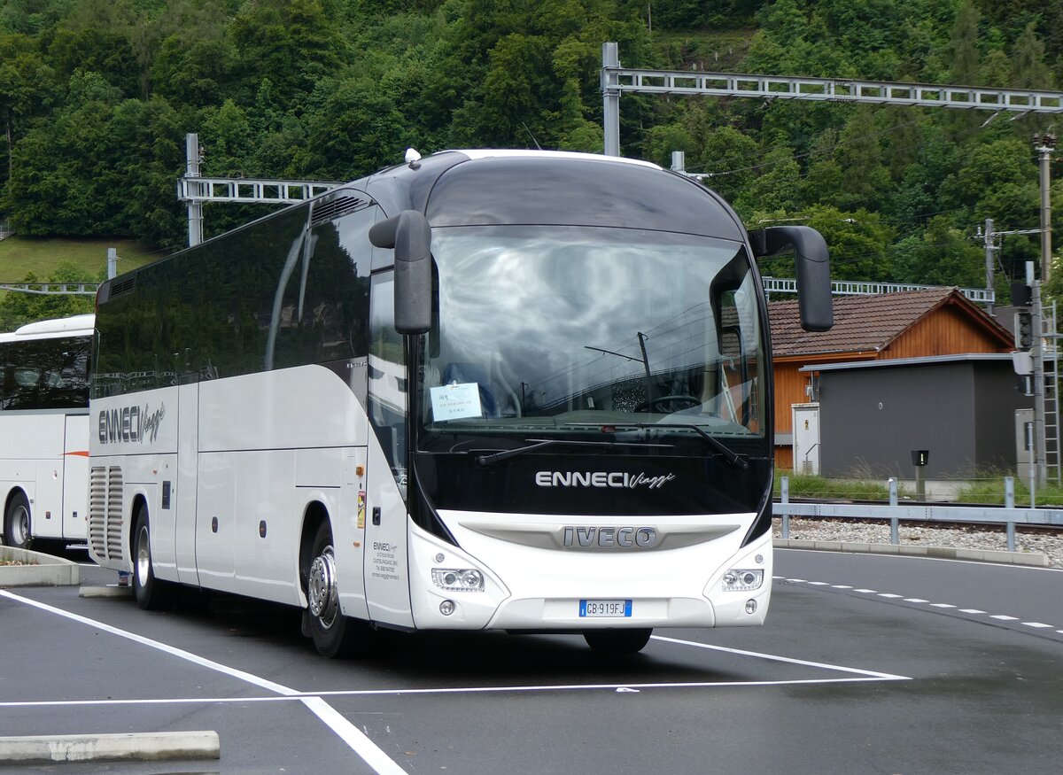 (263'274) - Aus Italien: Enneci, Castelpagano - GB-919 FJ - Iveco am 1. Juni 2024 beim Bahnhof Interlaken Ost