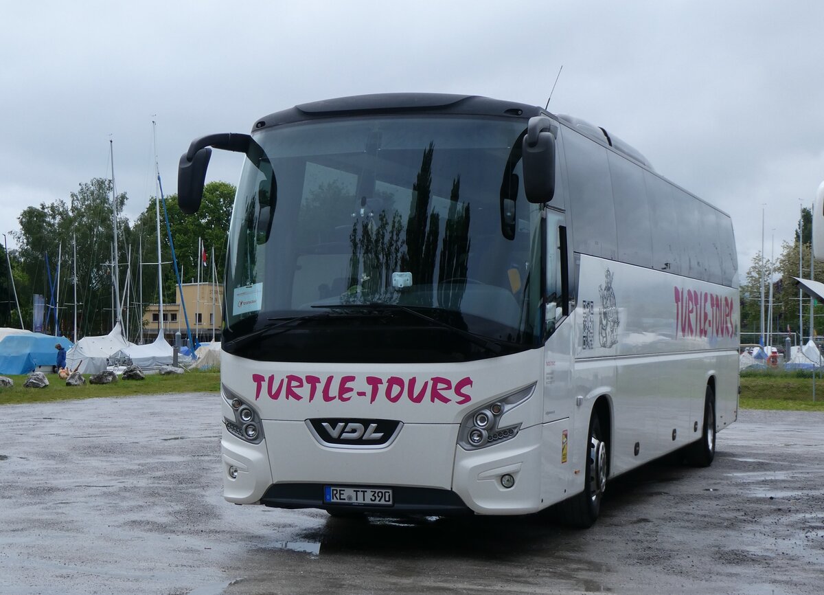 (263'354) - Aus Deutschland: Turtle-Tours, Dorsten - RE-TT 390 - VDL am 2. Juni 2024 in Thun, Lachenwiese