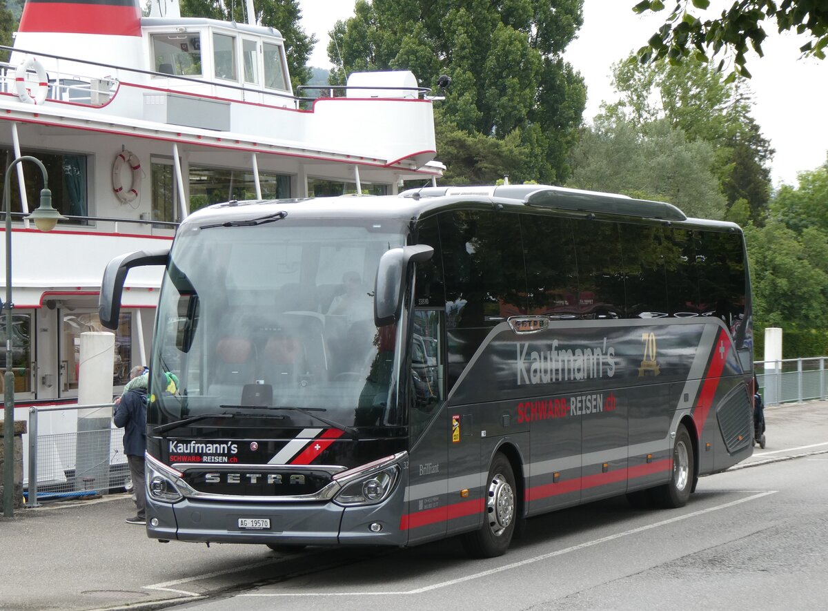 (263'652) - Kaufmann's Schwarb-Reisen, M�hlin - Nr. 32/AG 19'570 - Setra am 11. Juni 2024 bei der Schiffl�ndte Thun