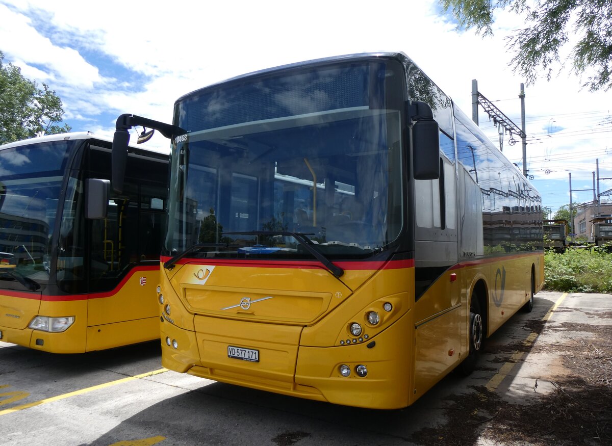 (263'765) - CarPostal Ouest - VD 577'171/PID 10'468 - Volvo (ex Favre, Avenches) am 16. Juni 2024 in Yverdon, Garage