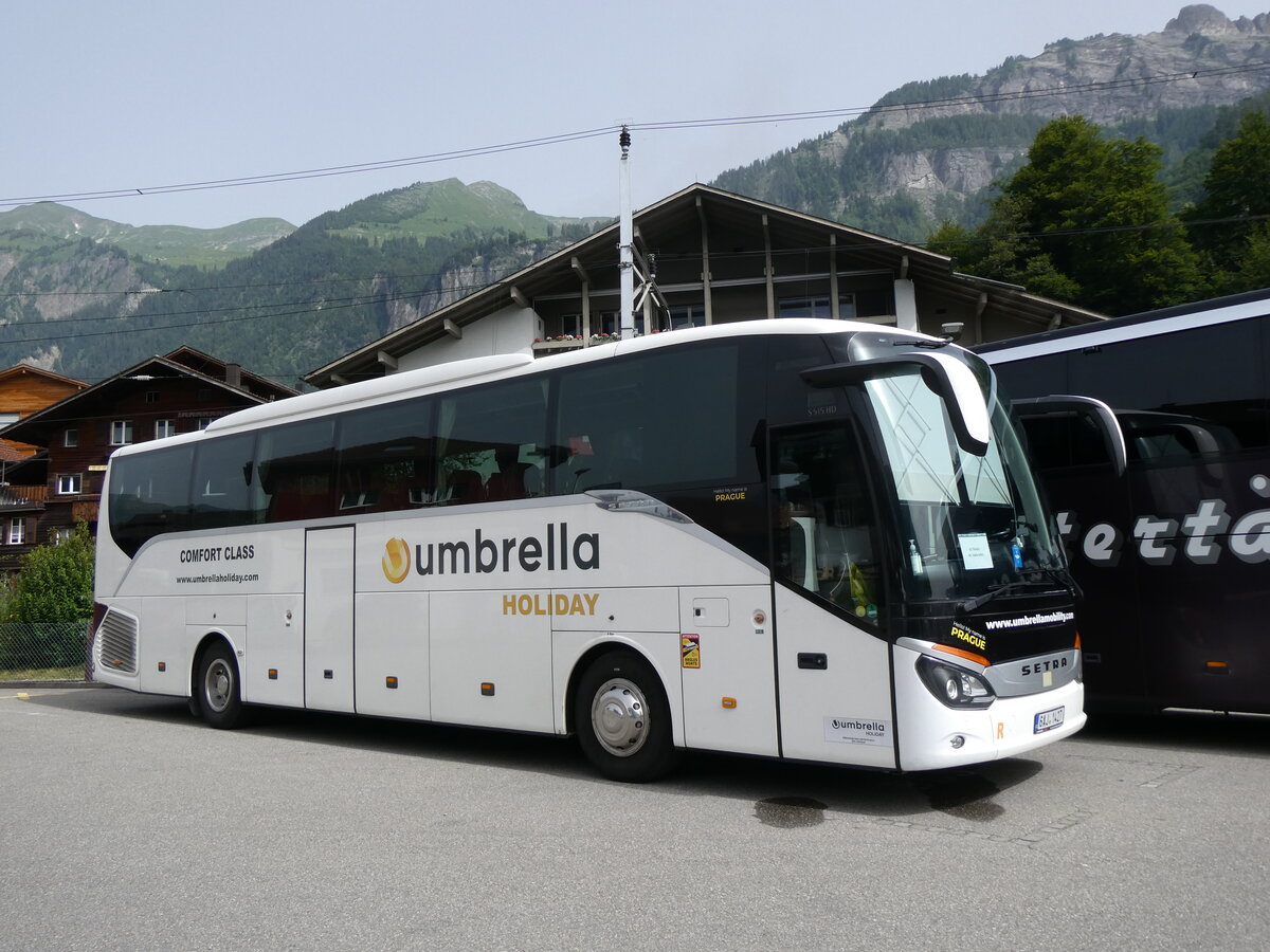 (264'097) - Aus Tschechien: Umbrella, Praha - 6AJ 1427 - Setra am 29. Juni 2024 beim Bahnhof Brienz