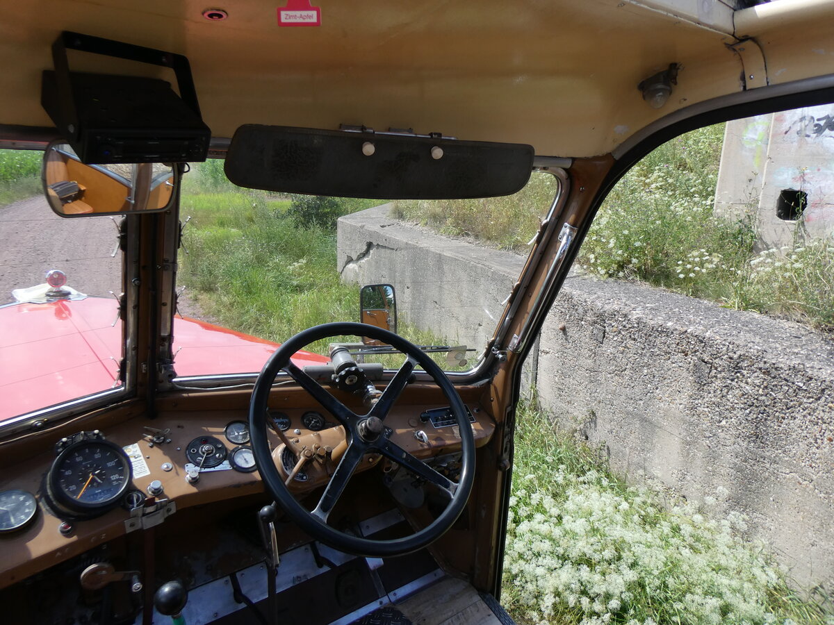 (264'611) - Raab, Bad D�rrenberg - MER-K 49H - Saurer/Saurer (ex VDZ/Landerlebniswelt, Bad D�rrenberg; ex Fankhauser, CH-Arzier; ex AFA Adelboden/CH Nr. 15; ex P 23'052; ex P 2076) am 10. Juli 2024 in Kreypau, Unvollendete Br�cke (Innenaufnahme)