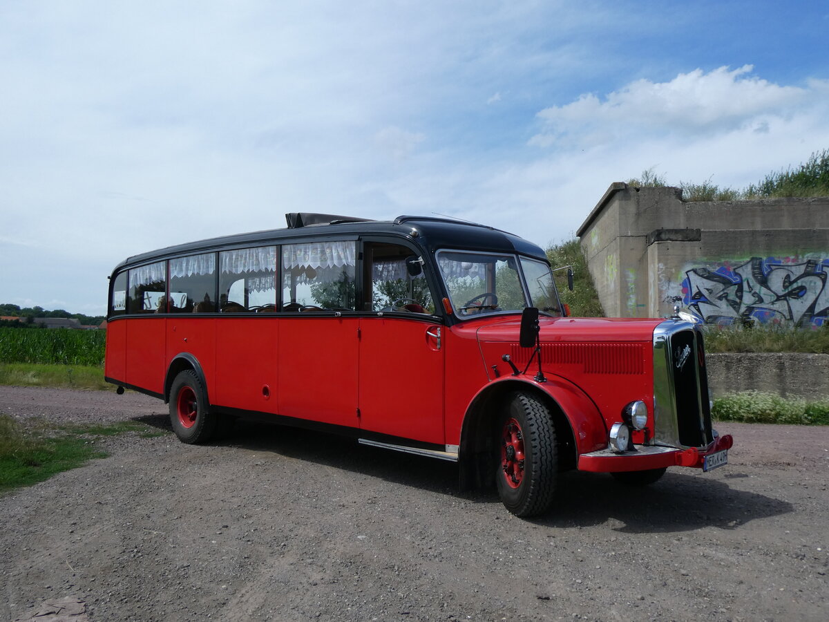 (264'612) - Raab, Bad D�rrenberg - MER-K 49H - Saurer/Saurer (ex VDZ/Landerlebniswelt, Bad D�rrenberg; ex Fankhauser, CH-Arzier; ex AFA Adelboden/CH Nr. 15; ex P 23'052; ex P 2076) am 10. Juli 2024 in Kreypau, Unvollendete Br�cke