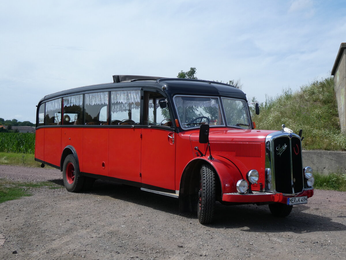 (264'618) - Raab, Bad D�rrenberg - MER-K 49H - Saurer/Saurer (ex VDZ/Landerlebniswelt, Bad D�rrenberg; ex Fankhauser, CH-Arzier; ex AFA Adelboden/CH Nr. 15; ex P 23'052; ex P 2076) am 10. Juli 2024 in Kreypau, Unvollendete Br�cke