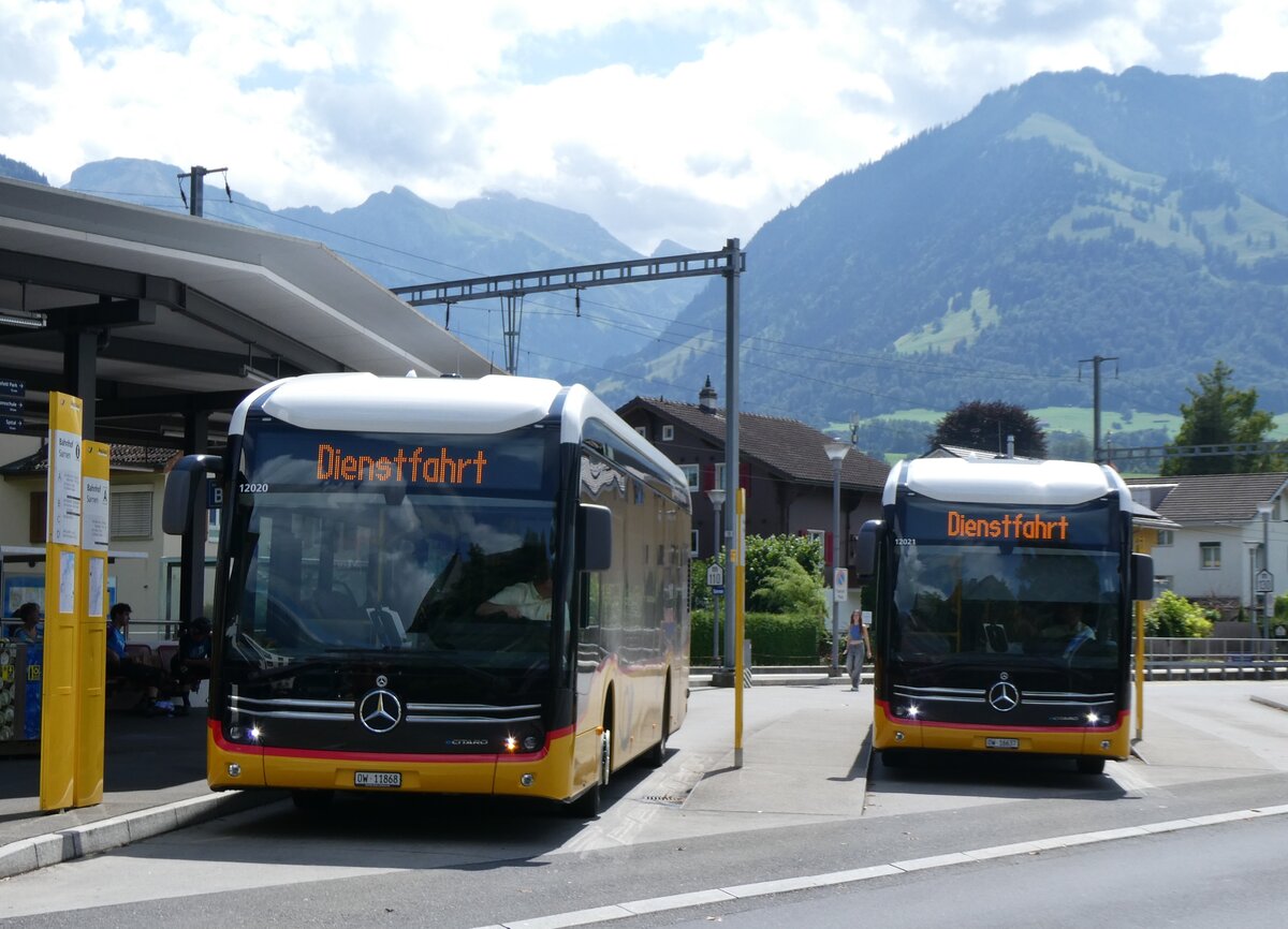 (265'337) - PostAuto Zentralschweiz (H�fliger) - Nr. 568/OW 11'868/PID 12'020 + Nr. 537/OW 16'637/PID 12'021 - eMercedes am 2. August 2024 beim Bahnhof Sarnen