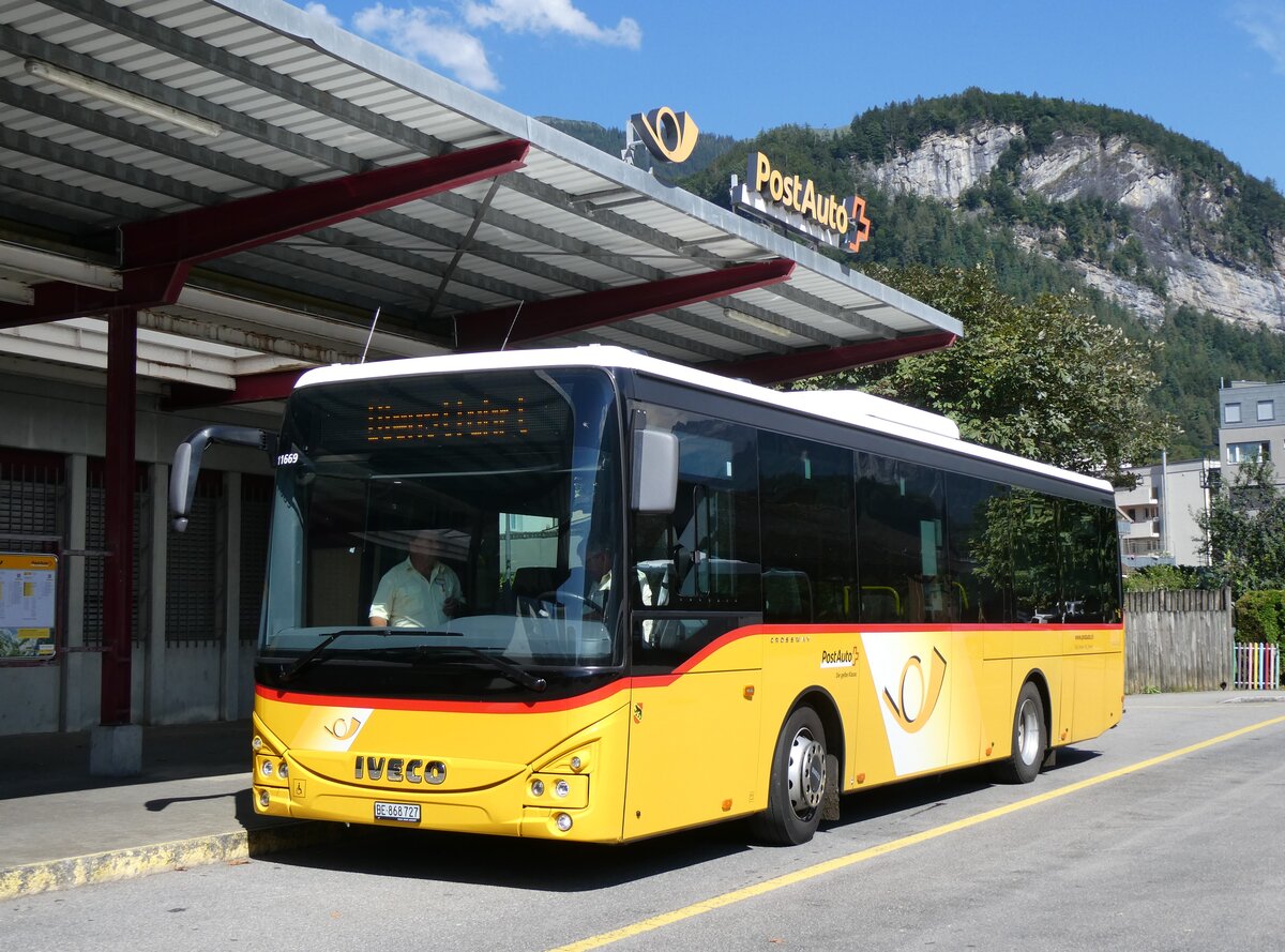 (265'633) - Fl�ck, Brienz - Nr. 27/BE 868'727/PID 11'669 - Iveco am 13. August 2024 in Meiringen, Postautostation