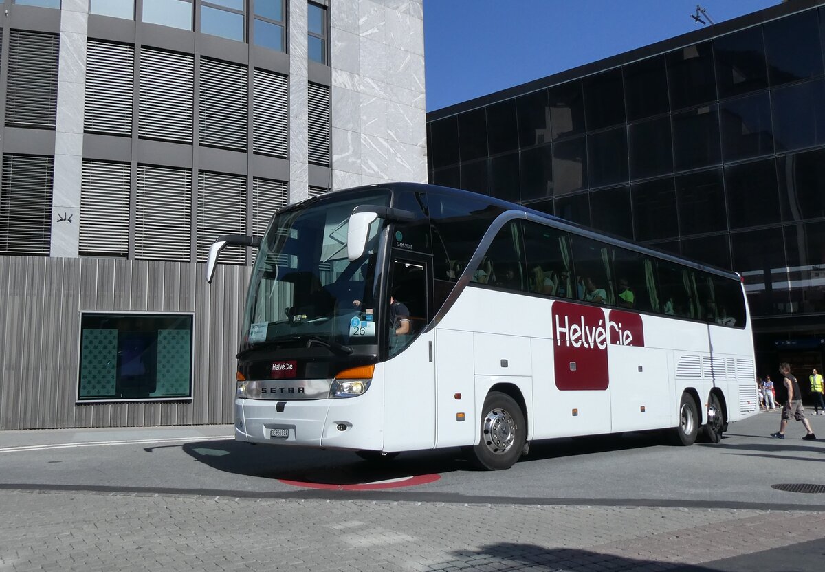 (265'684) - Helv�Cie, Satigny - Nr. 20'029/GE 960'939 - Setra am 16. August 2024 beim Bahnhof Visp