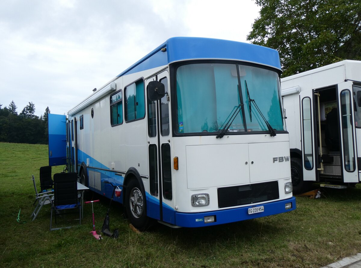 (265'874) - Wegm�ller, Elgg - TG 220'954 - FBW/FHS (ex Migros, Bern Nr. 2) am 17. August 2024 in Neuhausen, Langriet