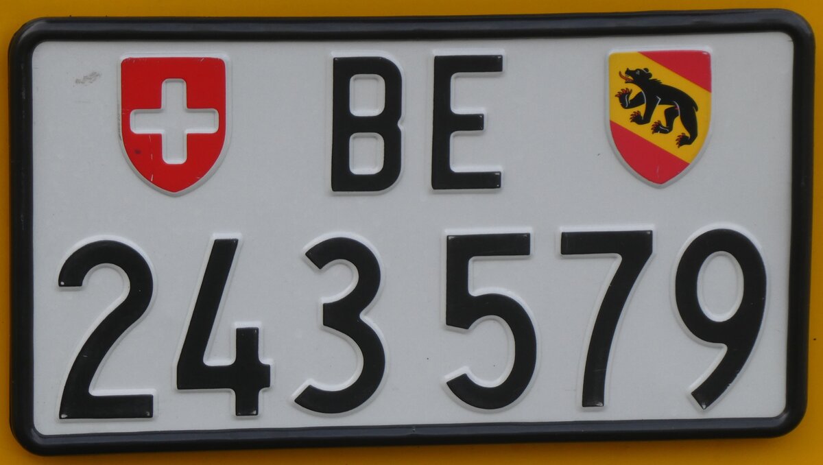(265'916) - Nummernschild - BE 243'579 - am 18. August 2024 beim Bahnhof Langnau
