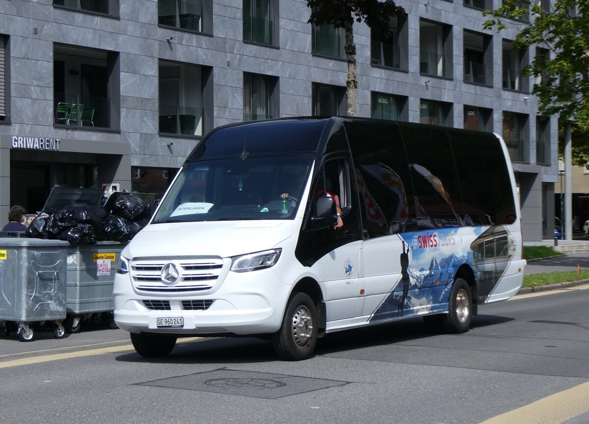 (265'946) - Swisstours Transport, Gen�ve - GE 960'241 - Mercedes am 19. Augst 2024 beim Bahnhof Interlaken Ost