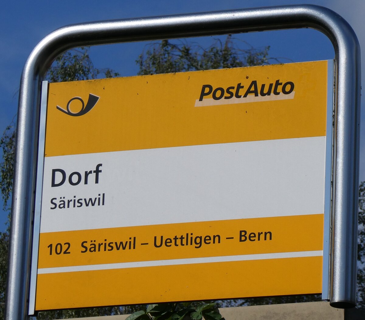 (266'892) - PostAuto-Haltestellenschild - S�riswil, Dorf - am 10. September 2024